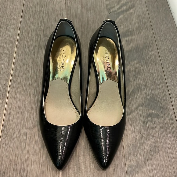 Michael Kors patent textured 1.5” black heels- Size 5.5 Like new. Excellent cond - Picture 3 of 5